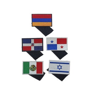 Puede incluir: Cinco parches bordados con las banderas de Armenia, República Dominicana, Panamá, México e Israel. Los parches son blancos con bordados de colores y están unidos a velcro negro.