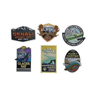 以下が含まれることがあります： アラスカの国立公園やランドマークをモチーフにした刺繍パッチ10個セット。パッチはカラフルで、ムース、クジラ、山脈など、細部までこだわったデザインが施されています。