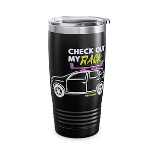 Pode incluir: Caneca térmica preta com tampa prateada. A caneca apresenta um gráfico branco de um carro com bagageiro e o texto "CHECK OUT MY RACK" em branco, rosa e amarelo.