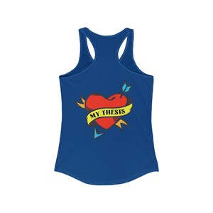 Puede incluir: Un top de tirantes azul real con un corazón rojo y una pancarta amarilla que dice "MY THESIS". El corazón está atravesado por una flecha.