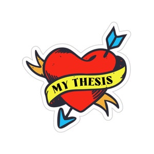 Puede incluir: Un corazón rojo con una pancarta amarilla que dice "MY THESIS" y una flecha que lo atraviesa. El corazón está rodeado por un borde blanco.