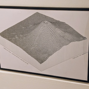 Könnte beinhalten: Ein Schwarzweißbild eines 3D-Modells einer Bergkette. Das Bild ist mit "Mount Fuji - 35.36°N 138.73°E" und "35.36°N 138.73°E" beschriftet.