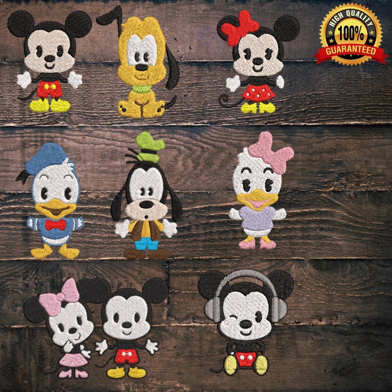Puede incluir: Parches bordados con los personajes de dibujos animados Mickey Mouse, Minnie Mouse, Donald Duck, Daisy Duck, Goofy y Pluto. Cada parche muestra colores vibrantes y costuras detalladas, perfectos para decorar ropa o accesorios. Sobre un fondo de madera r&uacute;stica.