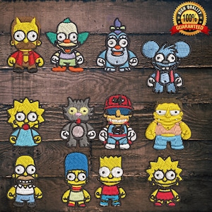 Puede incluir: Una colecci&oacute;n de parches bordados con personajes de dibujos animados. Los parches muestran varios personajes con rasgos distintivos y colores vibrantes, incluyendo amarillo, azul, rojo y verde. Los parches est&aacute;n dispuestos sobre una superficie de madera.