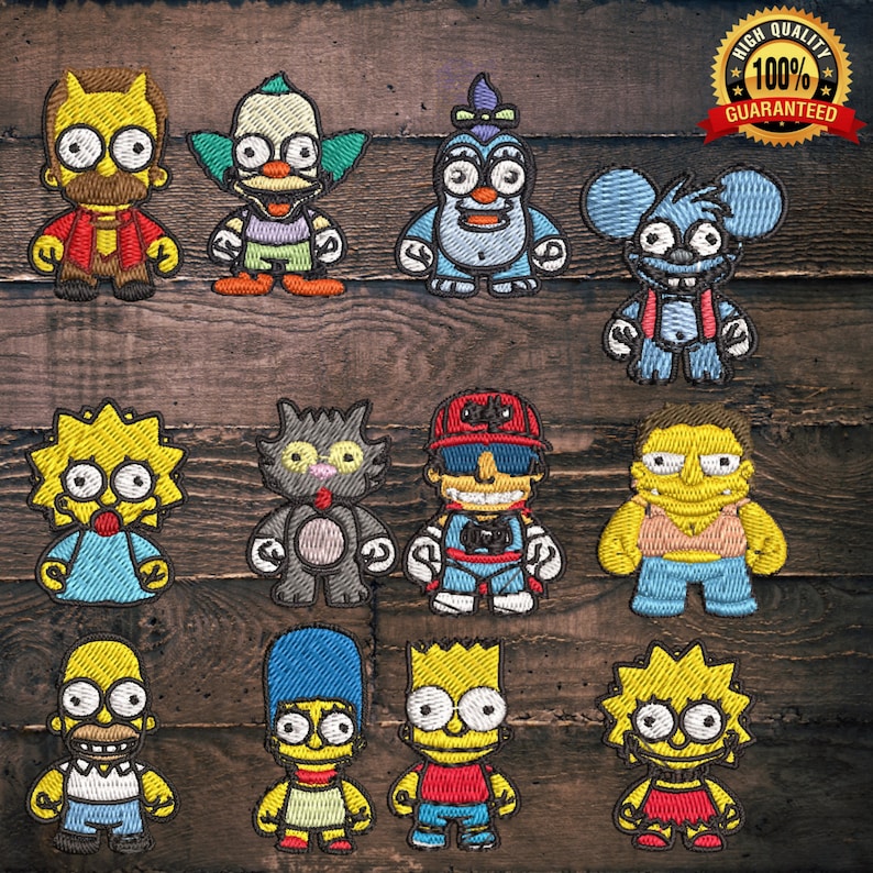 Puede incluir: Una colecci&oacute;n de parches bordados con personajes de dibujos animados. Los parches muestran varios personajes con rasgos distintivos y colores vibrantes, incluyendo amarillo, azul, rojo y verde. Los parches est&aacute;n dispuestos sobre una superficie de madera.