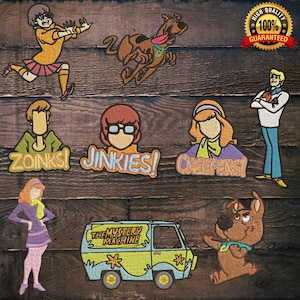 Puede incluir: Parches bordados con personajes y elementos de la serie animada. Incluye personajes como Scooby-Doo, Daphne, Fred, Velma y Shaggy, junto con frases como "Zoinks!" y "Jinkies!" y la furgoneta Mystery Machine.
