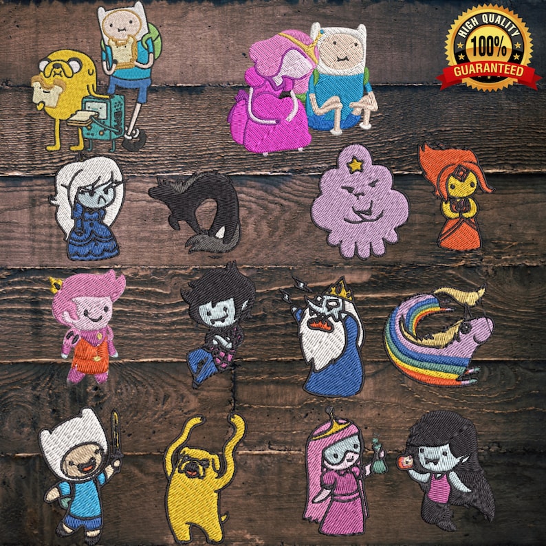 Puede incluir: Colecci&oacute;n de parches bordados con personajes de la serie animada Adventure Time. Los parches muestran varios personajes en colores vibrantes, incluyendo a Finn, Jake, Princesa Chicle y otros, con costuras detalladas sobre un fondo de madera.