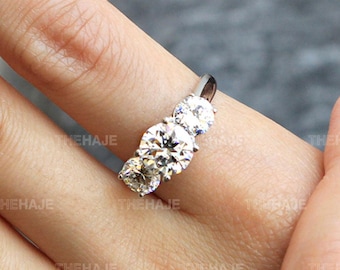 Anello di fidanzamento in argento sterling con tre pietre CZ taglio rotondo