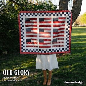 Puede incluir: Un edredón cuadrado con un diseño de patchwork de banderas americanas. El edredón tiene una combinación de colores rojo, blanco y azul con un borde a cuadros. El texto "OLD GLORY" y "QUILT PATTERN" es visible.