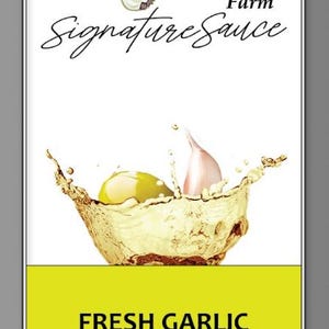 K&ouml;nnte beinhalten: Ein gelbes Etikett mit schwarzem Text lautet "BJ Gourmet Garlic Farm Signature Sauce Fresh Garlic Extra Virgin Olive Oil 375ml (12.68 fl oz)". Das Etikett befindet sich auf einem wei&szlig;en Hintergrund mit einem Foto einer Knoblauchzehe und einer Olive, die in Oliven&ouml;l eingetaucht sind.