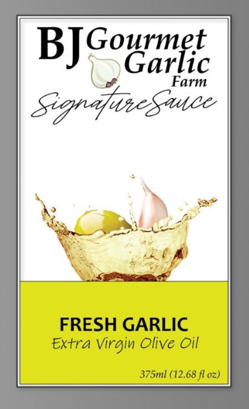 K&ouml;nnte beinhalten: Ein gelbes Etikett mit schwarzem Text lautet "BJ Gourmet Garlic Farm Signature Sauce Fresh Garlic Extra Virgin Olive Oil 375ml (12.68 fl oz)". Das Etikett befindet sich auf einem wei&szlig;en Hintergrund mit einem Foto einer Knoblauchzehe und einer Olive, die in Oliven&ouml;l eingetaucht sind.