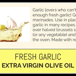 K&ouml;nnte beinhalten: Eine durchsichtige Glasflasche mit einem gelben Etikett, auf dem "FRESH GARLIC EXTRA VIRGIN OLIVE OIL" steht. Die Flasche ist mit Oliven&ouml;l gef&uuml;llt, und eine Knoblauchzehe und eine gr&uuml;ne Olive sind in das &Ouml;l eingetaucht. Das &Ouml;l spritzt aus der Flasche.