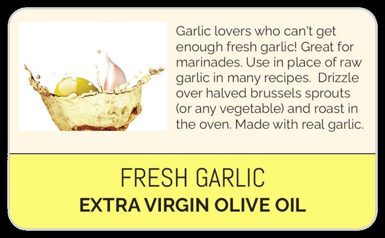 K&ouml;nnte beinhalten: Eine durchsichtige Glasflasche mit einem gelben Etikett, auf dem "FRESH GARLIC EXTRA VIRGIN OLIVE OIL" steht. Die Flasche ist mit Oliven&ouml;l gef&uuml;llt, und eine Knoblauchzehe und eine gr&uuml;ne Olive sind in das &Ouml;l eingetaucht. Das &Ouml;l spritzt aus der Flasche.