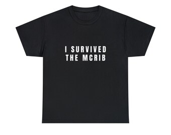Ich habe das McRib Lustiges Unisex-T-Shirt aus schwerer Baumwolle überlebt