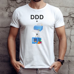 Pode incluir: Camiseta branca com o texto "DDD +" e uma imagem de uma impressora 3D. Abaixo da impressora h&aacute; um sinal de igual e uma imagem de um objeto impresso em 3D.