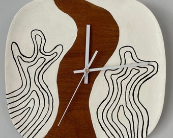 Horloge en bois abstraite