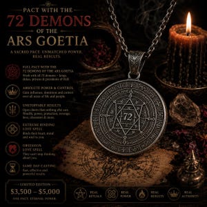 Pode incluir: Um pingente circular de metal prateado com um hexagrama gravado intrincado e o número 72 no centro, suspenso por uma corrente prateada correspondente. O pingente exibe símbolos ocultos detalhados ao redor de todo o seu perímetro.