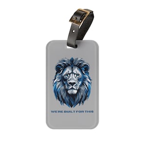 Etiqueta de equipaje de los Detroit Lions, etiqueta acrílica Team Spirit con inserto para tarjeta de presentación y correa de cuero, regalo para fanáticos de los Detroit Lions.