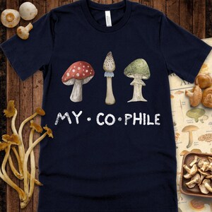 Maglietta &quot;Mycophile Mushroom&quot; • Maglietta &quot;Fungi Lover&quot; • Maglietta grafica &quot;Foraging&quot; • Maglietta &quot;Cottagecore Mushroom&quot; carina