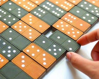 エンボス加工された革製の箱に入ったアンティークドミノ48個の