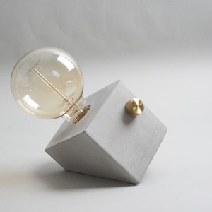 Lámpara de mesa industrial personalizada, lámpara de noche de hormigón personalizada, luz de escritorio de hormigón, regalo único de decoración del hogar, luz para la sala de estar
