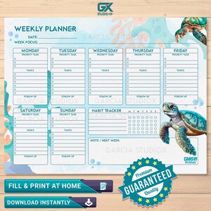 Puede incluir: Un planificador semanal con un tema oceánico azul y verde. El planificador tiene secciones para cada día de la semana, un rastreador de hábitos y una sección de notas. El planificador presenta una ilustración de una tortuga marina.