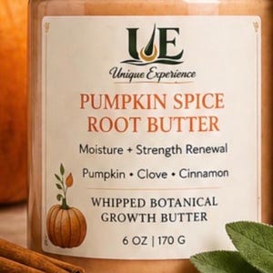 Może przedstawiać: Słoik masła z korzenia dyni i przypraw z czarną pokrywką i etykietą z napisem "Unique Experience". Etykieta zawiera słowa "Pumpkin Spice Root Butter" i "Whipped Botanical Growth Butter". Słoik zawiera 170 g.
