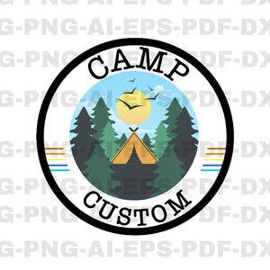 Könnte beinhalten: Ein schwarzes und weißes kreisförmiges Design mit dem Text "CAMP CUSTOM" in einem weißen Kreis. Der Kreis zeigt einen blauen Himmel mit einer gelben Sonne, grünen Bäumen und einem braunen Zelt.