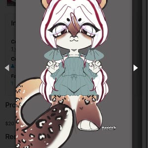 Puede incluir: Ilustración digital de un personaje con apariencia de tigre. El personaje tiene cabello blanco con rayas rojas, ojos grandes y viste un vestido turquesa. La cola está manchada y el fondo es gris.