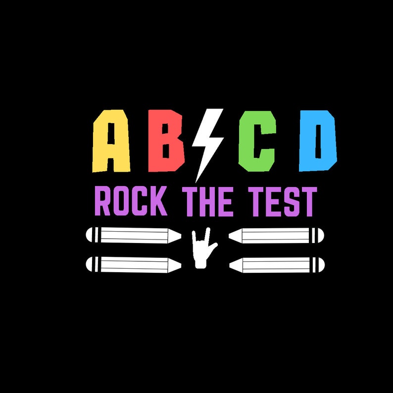 Pu&ograve; includere: Grafica nera con le lettere "ABCD" in giallo, rosso, bianco, verde e blu. Sotto le lettere, il testo "ROCK THE TEST" &egrave; in viola. Sono incluse anche matite bianche e un gesto della mano.