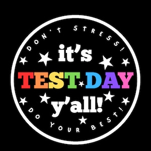 Pu&ograve; includere: Grafica circolare su sfondo nero con testo e stelle bianche. Il testo recita "DON'T STRESS!" e "DO YOUR BEST!" sul bordo. Le parole "it's TEST DAY y'all!" sono al centro, con "TEST DAY" nei colori dell'arcobaleno.