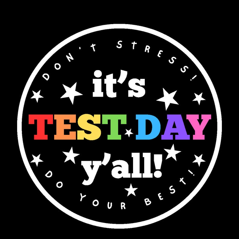 Pu&ograve; includere: Grafica circolare su sfondo nero con testo e stelle bianche. Il testo recita "DON'T STRESS!" e "DO YOUR BEST!" sul bordo. Le parole "it's TEST DAY y'all!" sono al centro, con "TEST DAY" nei colori dell'arcobaleno.