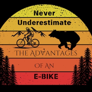 Puede incluir: Diseño gráfico con esquema de colores de atardecer con el texto "Never Underestimate The Advantages Of An E-Bike". El diseño incluye un ciclista en bicicleta de montaña, un oso, montañas y pinos.