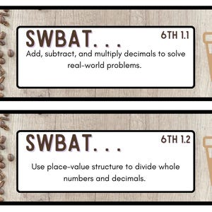Può includere: Due cartelli in legno marrone con testo bianco e un'icona di tazza da caffè marrone. Il primo cartello dice "SWBAT... 6TH 1.1 Sommare, sottrarre e moltiplicare i decimali per risolvere problemi del mondo reale." Il secondo cartello dice "SWBAT... 6TH 1.2 Usare la struttura del valore posizionale per dividere i numeri interi e i decimali."