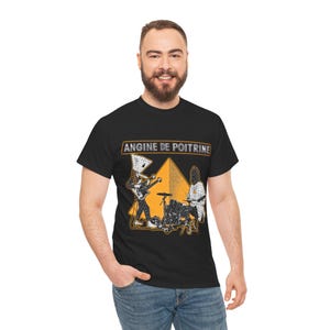 Op de afbeelding: Zwart T-shirt met een bandgrafiek en de tekst "ANGINE DE POITRINE". Het ontwerp bevat een piramide en bandleden die instrumenten spelen in een retrostijl. Het shirt wordt door een persoon gedragen.