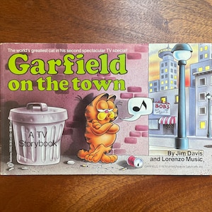 Vintage 1980s Garfield on the Town Soft Cover Book // Jim Davis