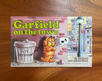 Vintage 1980s Garfield on the Town Soft Cover Book // Jim Davis