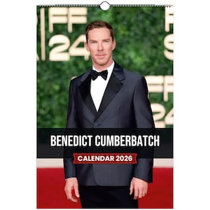 Puede incluir: Calendario de 2026 con el actor Benedict Cumberbatch. Muestra una fotografía en color de Cumberbatch con traje oscuro y pajarita negra. Encuadernación en espiral blanca en la parte superior.