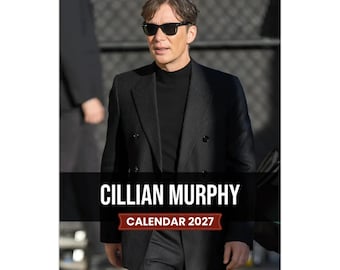 Könnte beinhalten: Ein Wandkalender mit einem Foto von Cillian Murphy, der einen schwarzen, zweireihigen Blazer mit Nadelstreifen, ein schwarzes Oberteil mit Stehkragen und eine schwarze Sonnenbrille trägt. Der Text CILLIAN MURPHY und CALENDAR 2027 ist in Weiß und Rot gedruckt.