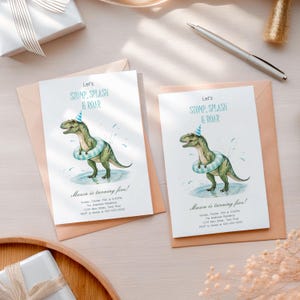 Faire-part d'anniversaire dinosaure, Dino piscine party inviter, carte d'anniversaire pour garçons, anniversaire Stomp Roar Splash, fête dinosaure pour enfants BK62