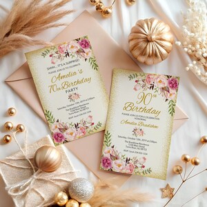 エレガントなピンク＆ゴールドの花柄バースデー招待状 - 女性の70歳、80歳、90歳のお祝いに最適なマイルストーンパーティー招待状、BA2