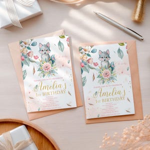 Invitación de cumpleaños de niña lobo, invitación para primer cumpleaños con diseño floral de bosque, aspecto de zorro bebé, tarjeta de fiesta con animales del bosque rosa, diseño digital personalizado BK75