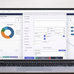 Puede incluir: Un portátil que muestra una aplicación de gestión de tareas. La pantalla muestra un rastreador de tareas diario con un gráfico circular, detalles de tareas y una interfaz de lista de tareas. El portátil está sobre un escritorio de madera.