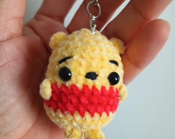 Llavero amigurumi de Winnie the Pooh a crochet: hilo de chenilla suave
