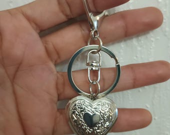 Llavero vintage de plata con medallón en forma de corazón, dije de rosa grabado, accesorio romántico para bolso.