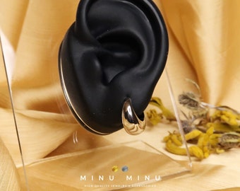 CANA - Drop-shaped hoop earrings in gold & silver | Small minimalist earrings | Simple wide hoop earrings | Trendy drop inspiration