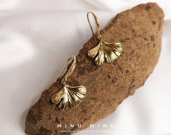 SINJOH - Boucles d'oreilles subtiles Ginkgo doré | Fermoir nœud plaqué or 18 carats et feuille de Ginkgo en acier inoxydable | Boucles d'oreilles intemporelles et faites à la main pour tous les jours