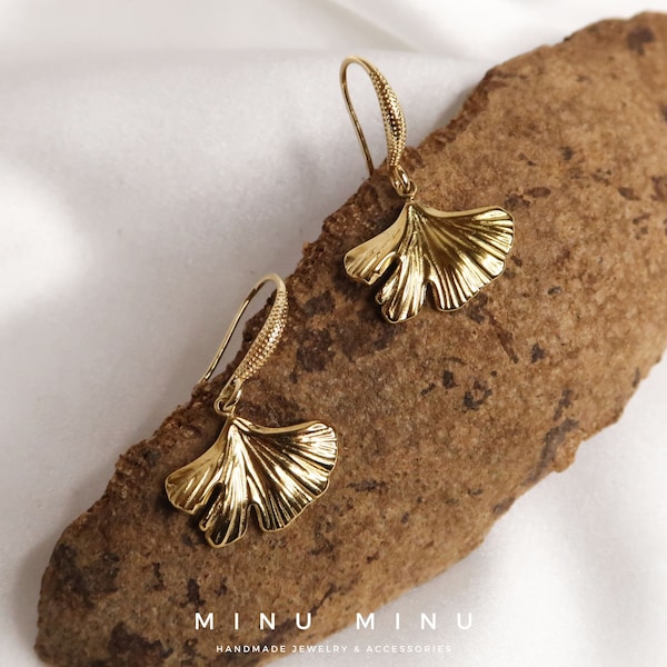 SINJOH - Boucles d'oreilles subtiles Ginkgo doré | Fermoir nœud plaqué or 18 carats et feuille de Ginkgo en acier inoxydable | Boucles d'oreilles intemporelles et faites à la main pour tous les jours