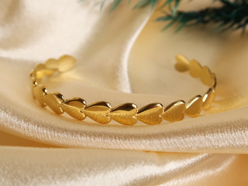 IRIDA Set di 5 braccialetti in acciaio inossidabile color oro Set di braccialetti moderni e alla moda Braccialetti unici di alta qualità come set o singolarmente 1 - Herz