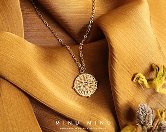 CITRA - Gouden roestvrijstalen ketting met kompashanger in antieke stijl | Fijne ketting met reliëf | Rond medaillon | Uniseks sieraden